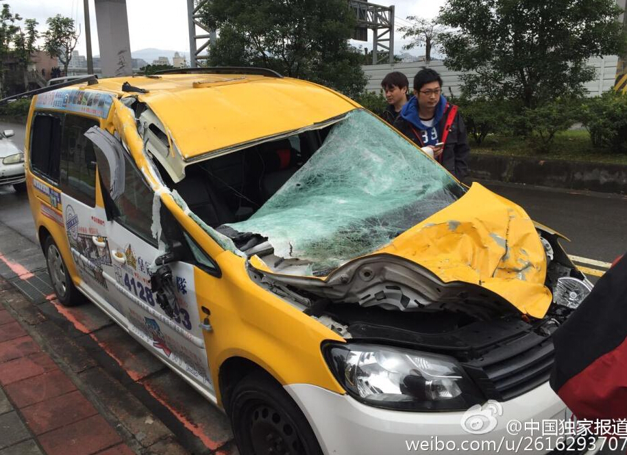 台湾复兴航空一架班机坠河 机翼擦撞出租车