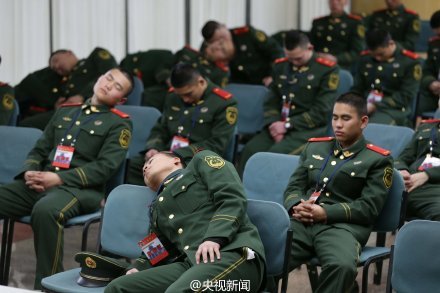 春运执勤武警靠在椅背上短暂午休