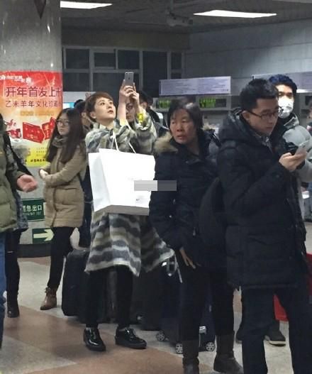 海清晚高峰挤<a href='http://www.bjxxg.cn/news/beijing/' target='_blank'><u>北京</u></a>地铁 赶路玩自拍无人认出