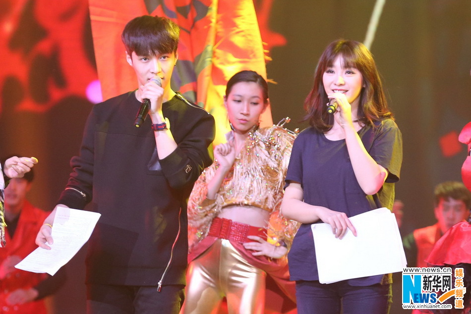 柳岩彩排网络春晚唇红肤白 搭档EXO张艺兴TFBOYS