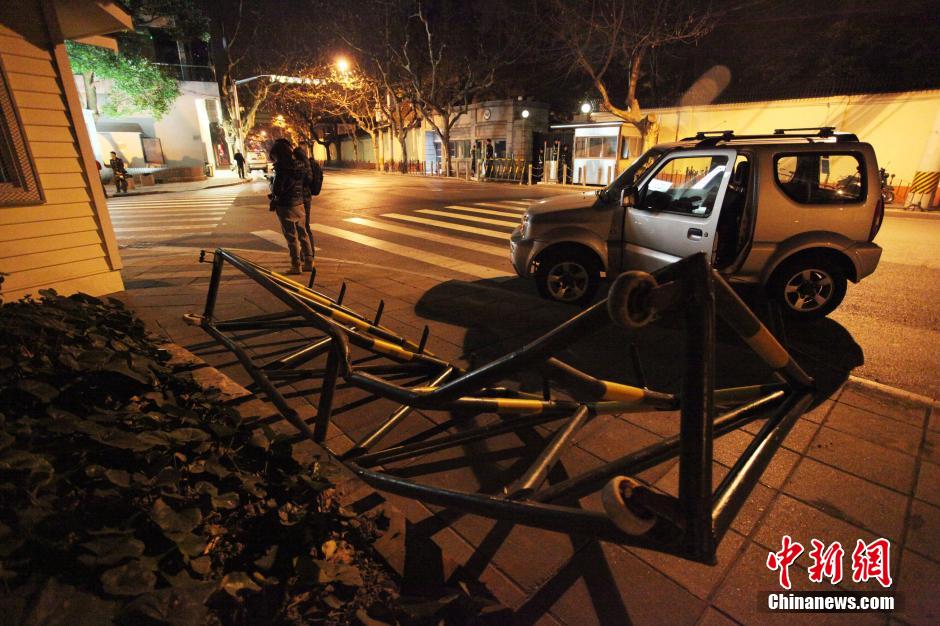 美国驻上海总领馆深夜遭轿车冲撞 一名武警受伤