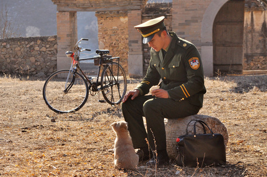 <a href='http://www.bjxxg.cn/ent/dianshi/' target='_blank'><u>电视</u></a>剧《草帽警察》拍摄遭遇极寒 李晨需要喝酒取暖【组图】