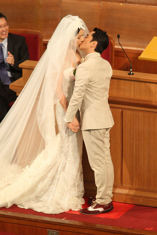 王祖蓝大婚现场垫脚尖激吻李亚男 新娘白色低胸露背婚纱美翻全场