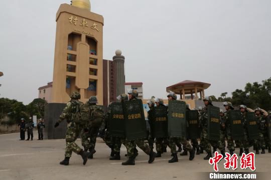 湛江逾千警力清剿涉赌涉毒村抓获嫌犯33名