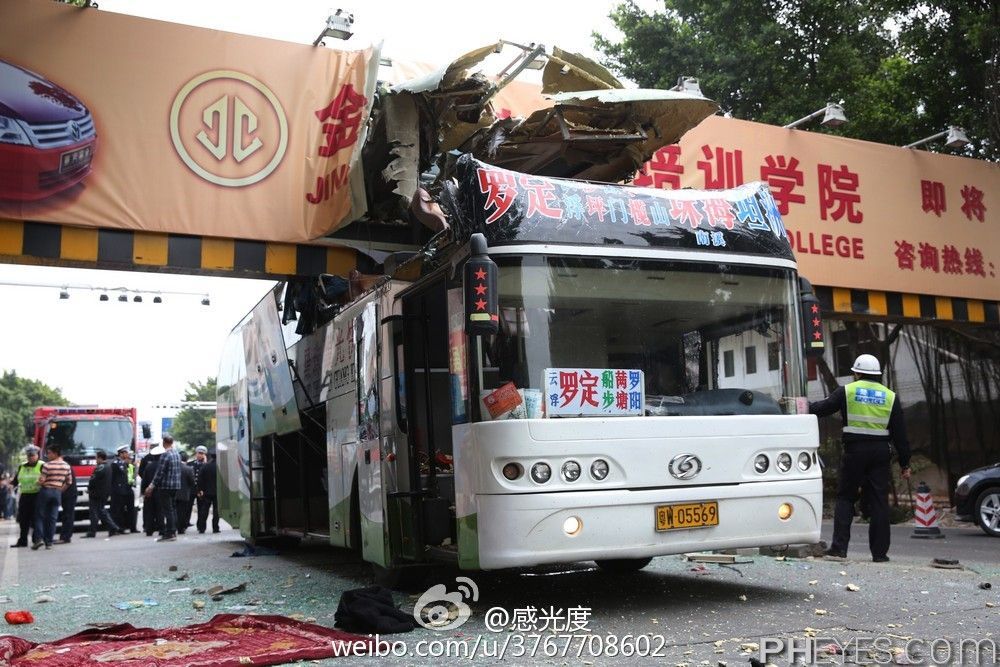 小榄镇联丰四海大桥客车被限高架切头 导致2死9伤【组图】