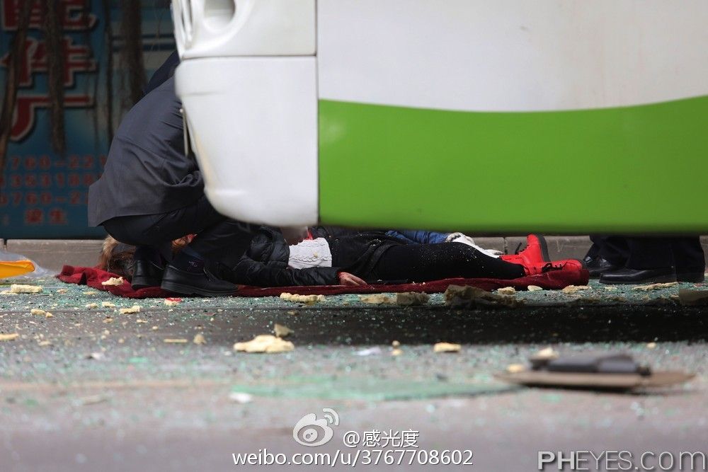 小榄镇联丰四海大桥客车被限高架切头 导致2死9伤【组图】