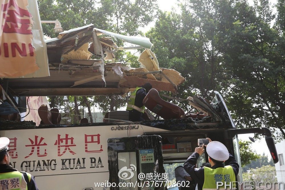 小榄镇联丰四海大桥客车被限高架切头 导致2死9伤【组图】