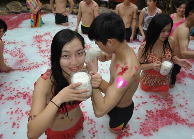 情侣喝奶大赛被批没节操 任性的情人节！