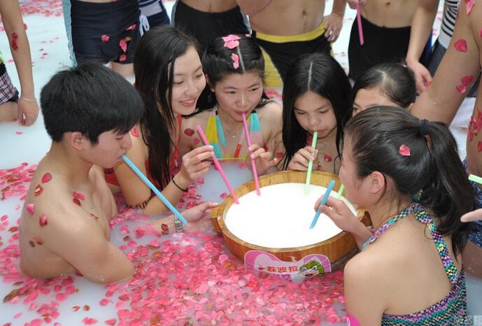 情侣喝奶大赛被批没节操 任性的情人节！