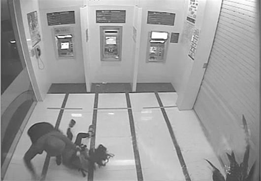 女子16秒空手夺刀 大砍刀架在脖子上毫不畏惧！