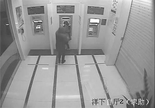 女子16秒空手夺刀 大砍刀架在脖子上毫不畏惧！