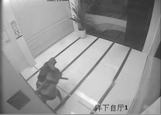 女子16秒空手夺刀 大砍刀架在脖子上毫不畏惧！