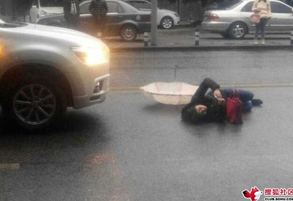 最牛车祸现场：女子被撞躺地玩<a href='http://www.bjxxg.cn/tech/shouji/' target='_blank'><u>手机</u></a>自拍(图)