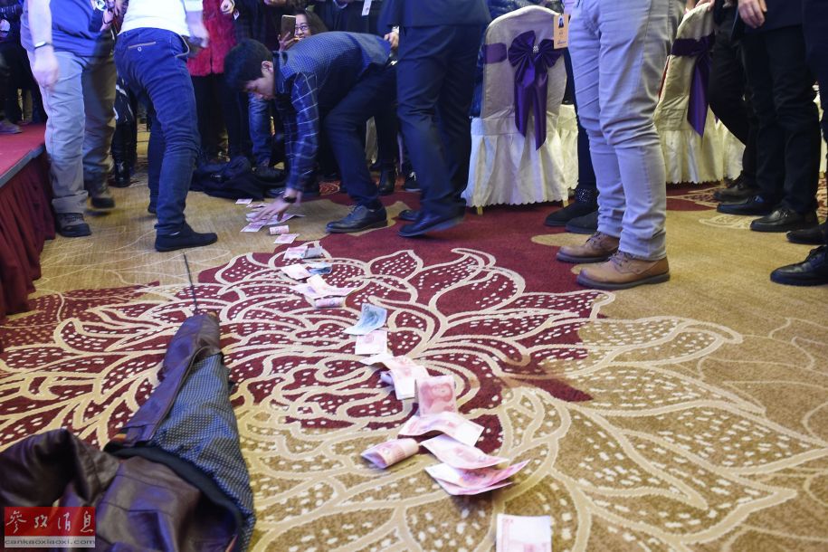 山西男子用万元人民币铺鹊桥成功牵手女孩【组图】