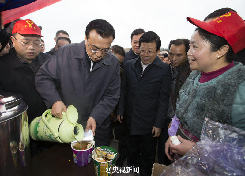 李克强为民工冲泡面 这是家乡的味道 召唤你们尽快回家