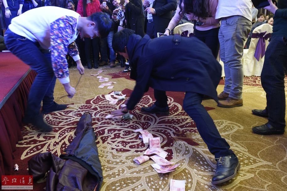 人民币铺鹊桥相亲疑炒作 现场撒万元人民币【图】