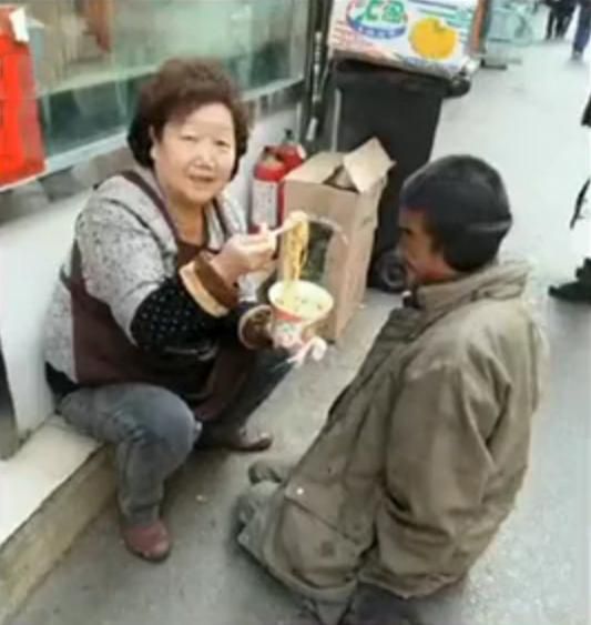 青海大妈给乞讨男子喂面 每次都亲手喂男子一碗面条