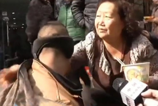 青海大妈给乞讨男子喂面 每次都亲手喂男子一碗面条