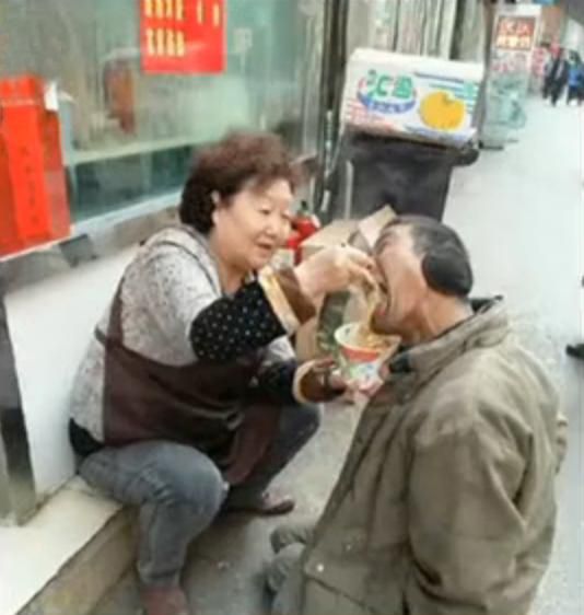青海大妈给乞讨男子喂面 每次都亲手喂男子一碗面条