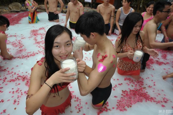 广东情侣喝奶大赛庆祝情人节【图】