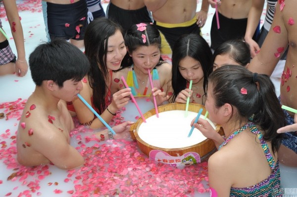广东情侣喝奶大赛庆祝情人节【图】