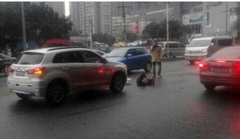 女子车祸现场玩手机自拍 网友不解：撞傻了？