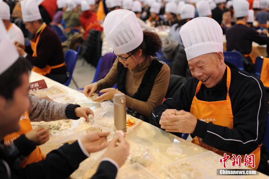 青岛会展中心 3687人同时包饺子打破吉尼斯纪录