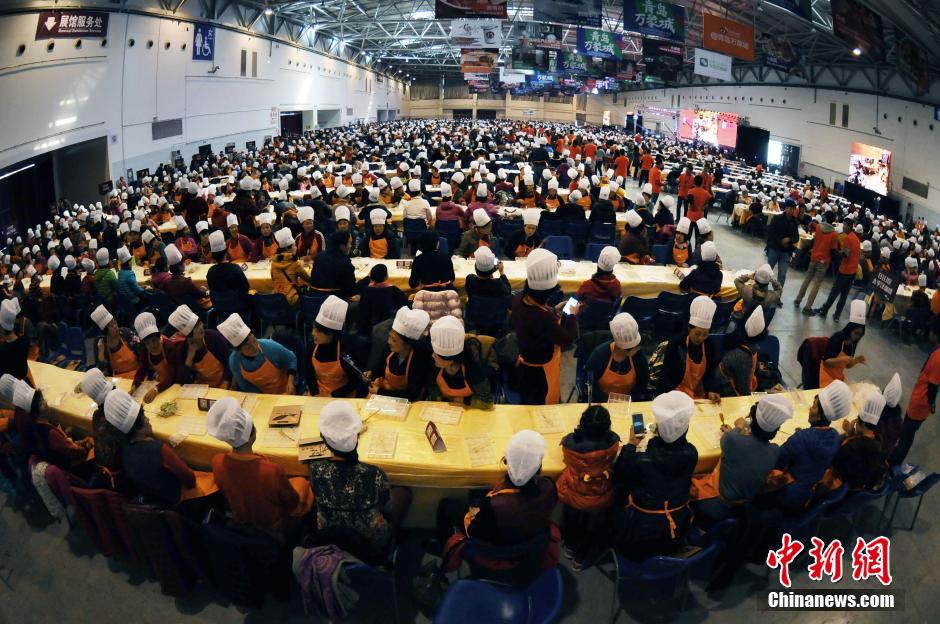 青岛会展中心 3687人同时包饺子打破吉尼斯纪录