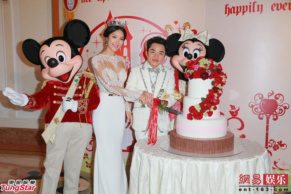 王祖蓝李亚男在迪士尼办童话式婚宴 否认婚礼赚二百万