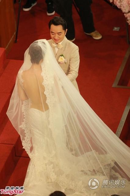 王祖蓝大婚激动大哭 蔡少芬夫妇为其唱诗 