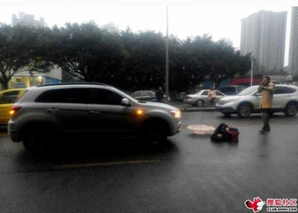 女子被撞躺地车祸现场玩手机自拍 网友：这是病得治