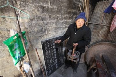 【组图】九旬老太17个儿女均夭折 疑遭诅咒子女都活不过两三岁