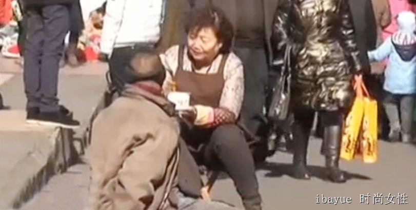 大妈给乞讨男子喂面温暖<a href='http://www.bjxxg.cn/news/shehui/' target='_blank'><u>社会</u></a> 网友：中国大妈不只会跳广场舞 