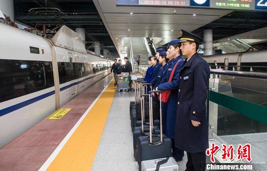 “动哥”兄弟的首个春运：每趟值乘只能隔车相望