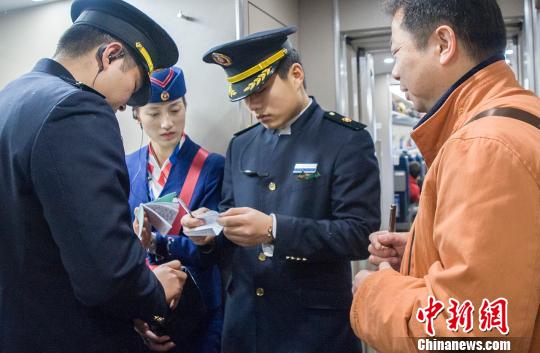 “动哥”兄弟的首个春运：每趟值乘只能隔车相望