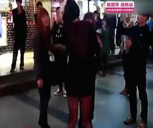 女汉子斗伪娘 当街扯烂对方内衣丝袜
