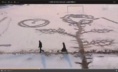 男子花2小时在雪地踩出30米长玫瑰送妻子【图】