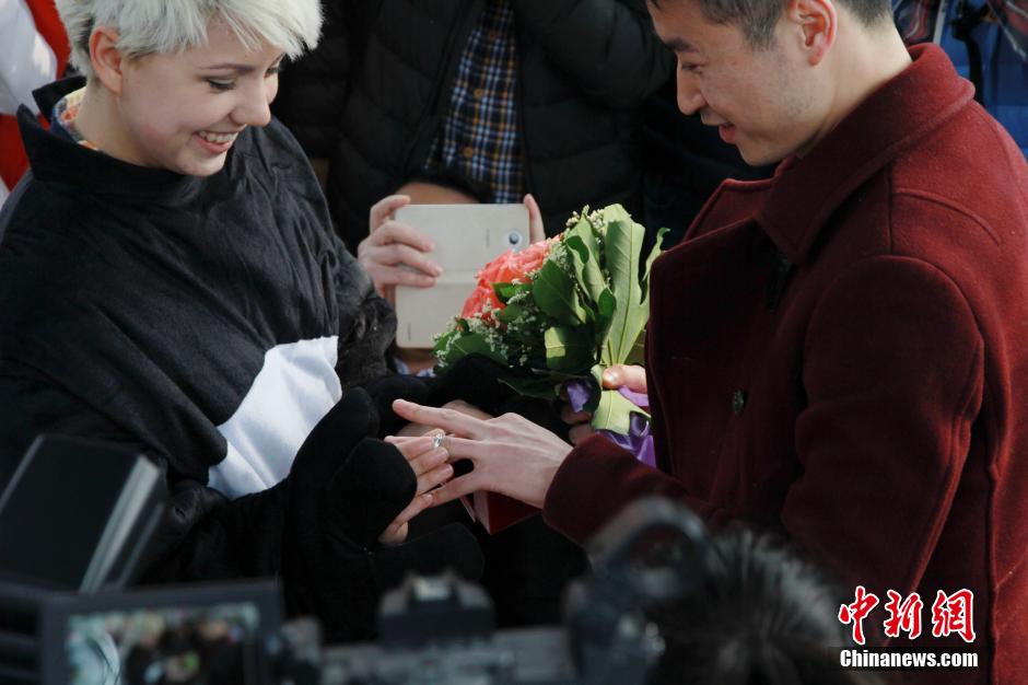 嫁给我吧！乌克兰女孩求婚成都男友 二人动车初遇萍水相逢演绎跨国恋