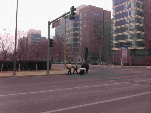 【航拍】春节前的<a href='http://www.bjxxg.cn/news/beijing/' target='_blank'><u>北京</u></a>城 中国民工在寂静的街道欲回故里