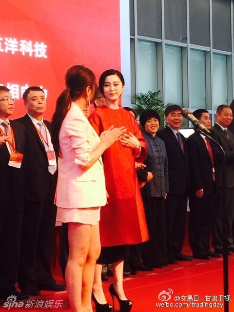 范冰冰赵薇同台嘟嘴卖萌 小燕子金锁半世纪的相逢合影【组图】