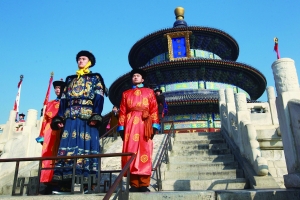 在天坛祭天仪式中，仲继先扮演皇帝。