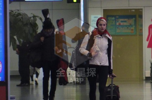 撒贝宁恋情曝光为避嫌 与女友回京一前一后