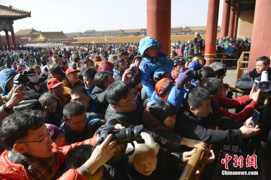 <a href='http://www.bjxxg.cn/news/beijing/' target='_blank'><u>北京</u></a>故宫、南京夫子庙迎来羊年客流高峰