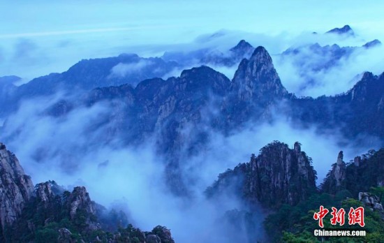 黄山再现壮观云海 浪花飞溅，惊涛拍岸