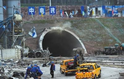 【现场图】成都在建隧道爆炸现场如火山喷发 1人死亡20人伤