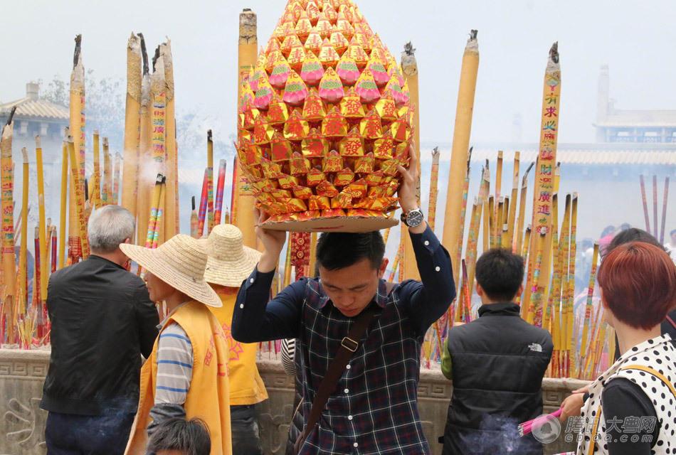 有钱任性行善如此高调？ 土豪功德箱塞苹果6【图】