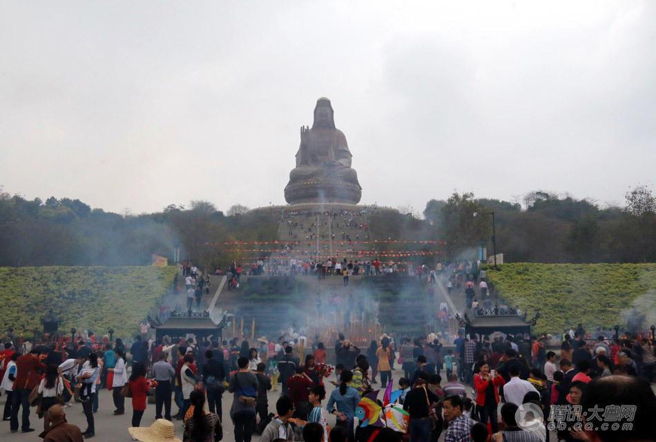 有钱任性行善如此高调？ 土豪功德箱塞苹果6【图】