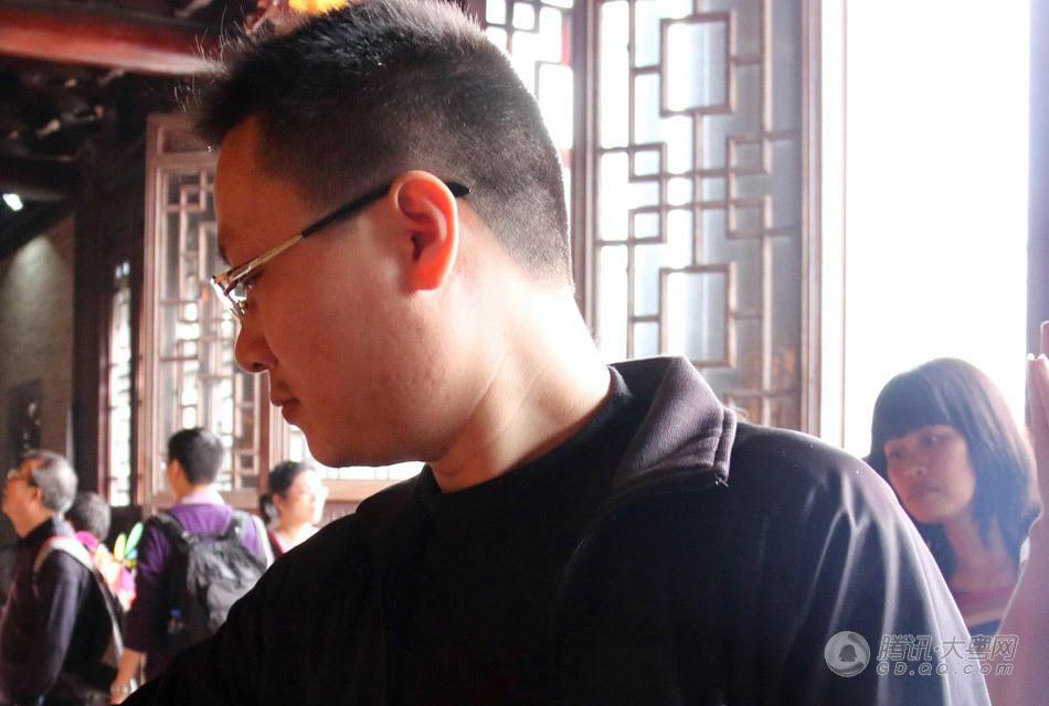 有钱任性行善如此高调？ 土豪功德箱塞苹果6【图】