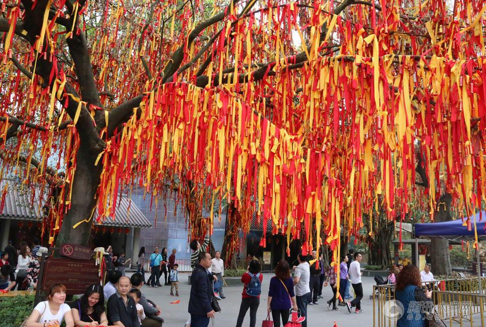 有钱任性行善如此高调？ 土豪功德箱塞苹果6【图】