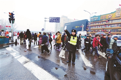 民警集体吃工作餐 获得了1574个赞【组图】
